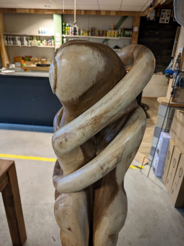 Beeld hout abstract liefdeskoppel man en vrouw 150cm eliassen.nl 2