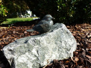 Bronzen beeld vogel op blauwe steen - Eliassen.nl