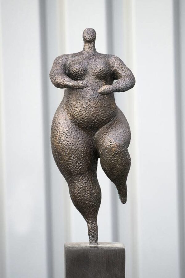 bronzen-beeld-vrouw_-figuur-op-blok_3