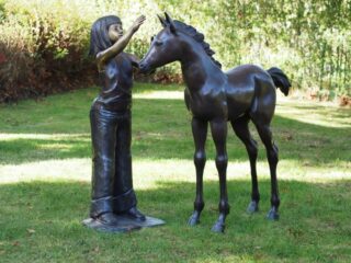 bronzen meisje met veulen - eliassen.nl