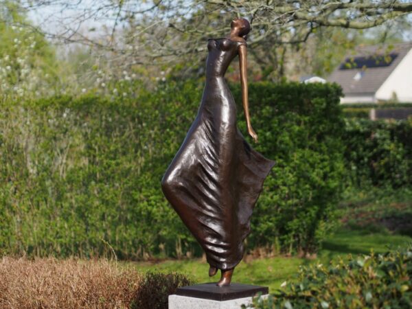 bronzen moderne vrouw - eliassen.nl