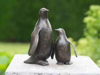 Bronzen pinguin en kind-Eliassen.nl