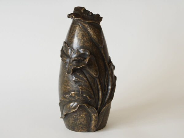 bronzen urn met bloemen - eliassen.nl