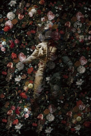 Glasschilderij Ligeende astronaut met bloemen - Eliassen.nl