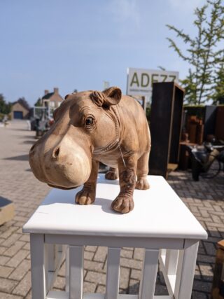 Houten beeld nijlpaard dichte bek 40cm eliassen.nl