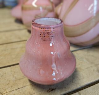 Glasvaas golvend roze Bella 17cm eliassen.nl